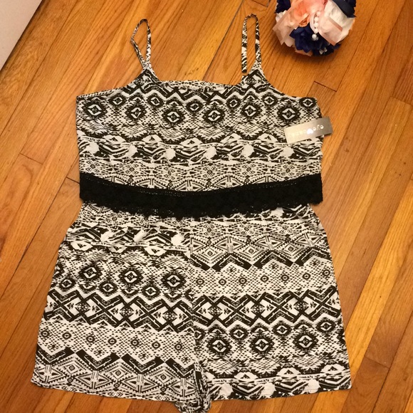 eye candy Pants - *Firm* NWT Eye Candy Aztec print shorts romper